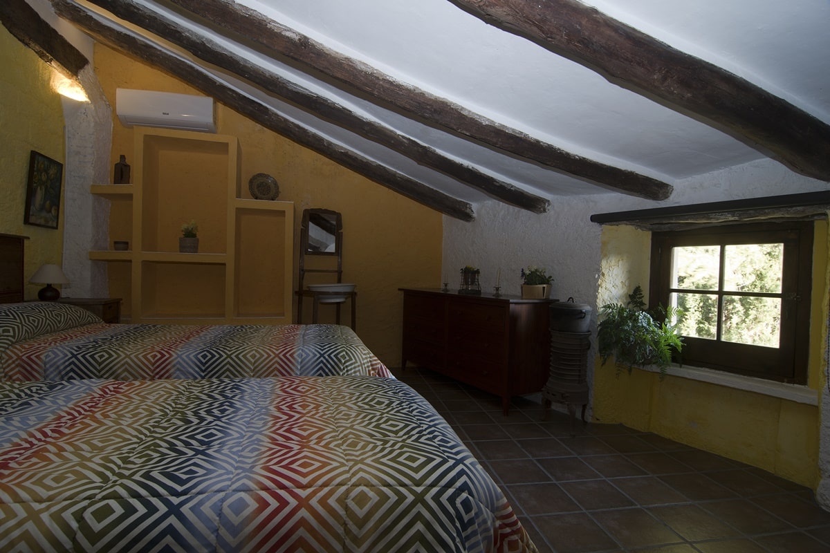 habitacio groga Masia familiar del segle XVI-XVII al bell mig del Priorat