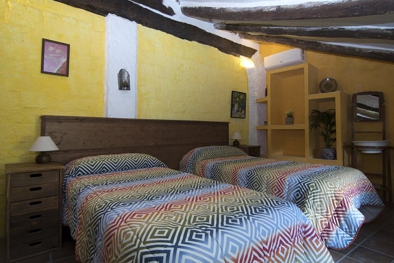 habitacio groga Masia familiar del segle XVI-XVII al bell mig del Priorat